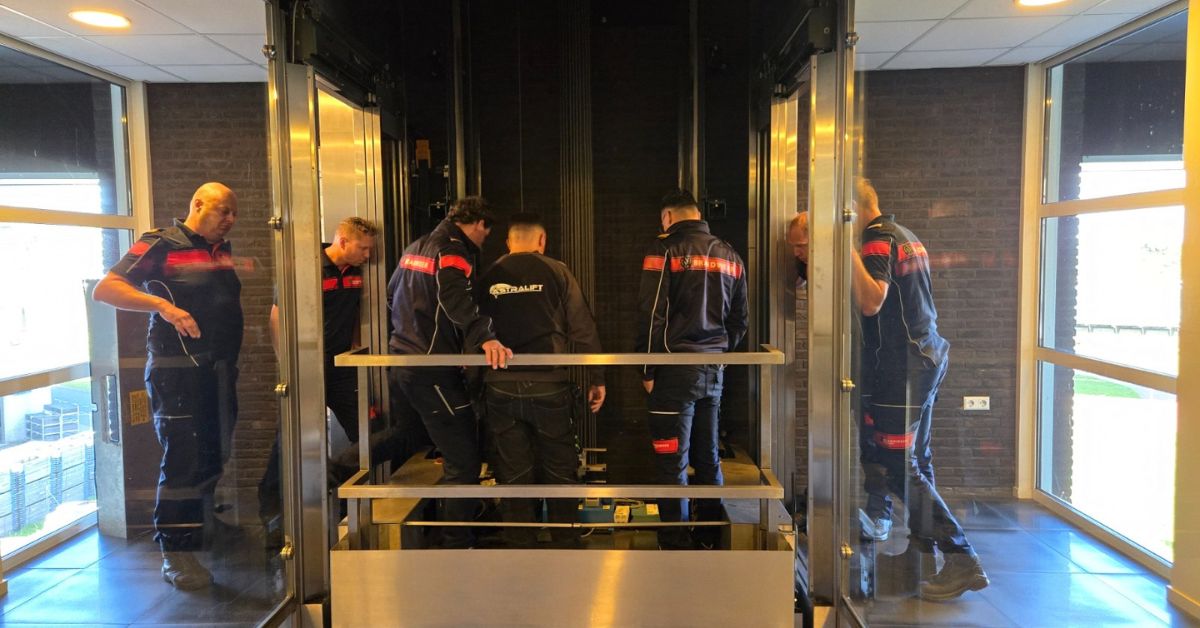 In de lift met de brandweer